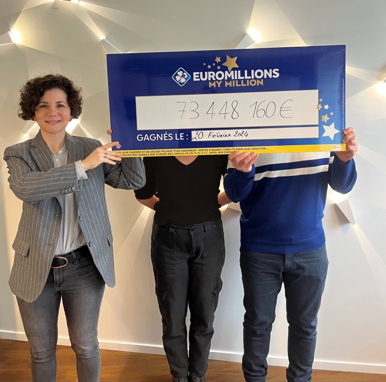 Le couple de gagnants Euromillions et Isabelle Cesari, responsable Accompagnement et expérience gagnants de FDJ